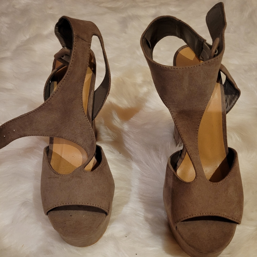 Bamboo NWOT tan, strappy heels, size 9